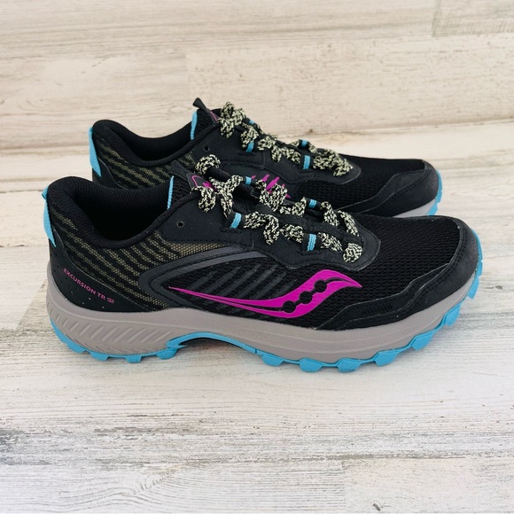Saucony Women’s Excursion TR 15 Trail Running Shoes Size 7 In Black/Cranberry - Picture 1 of 9